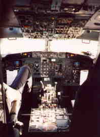 flight deck of a 737